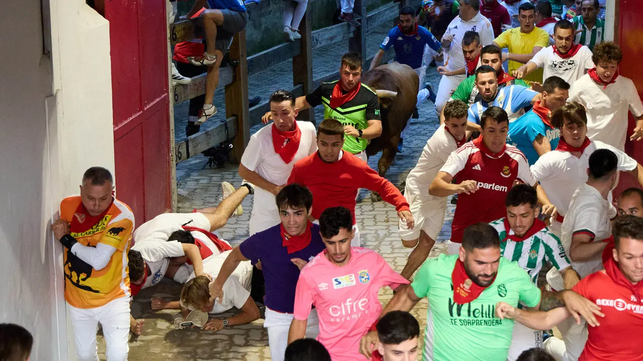Quinto encierro de San Fermín 2025 con toros de la ganadería de Jandilla en el tramo del callejón y la entrada a la Plaza de Toros. IÑIGO ALZUGARAY