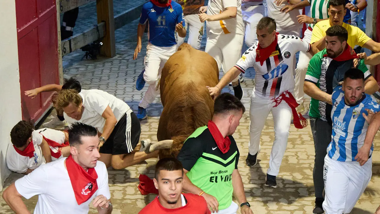 Quinto encierro de San Fermín 2025 con toros de la ganadería de Jandilla en el tramo del callejón y la entrada a la Plaza de Toros. IÑIGO ALZUGARAY