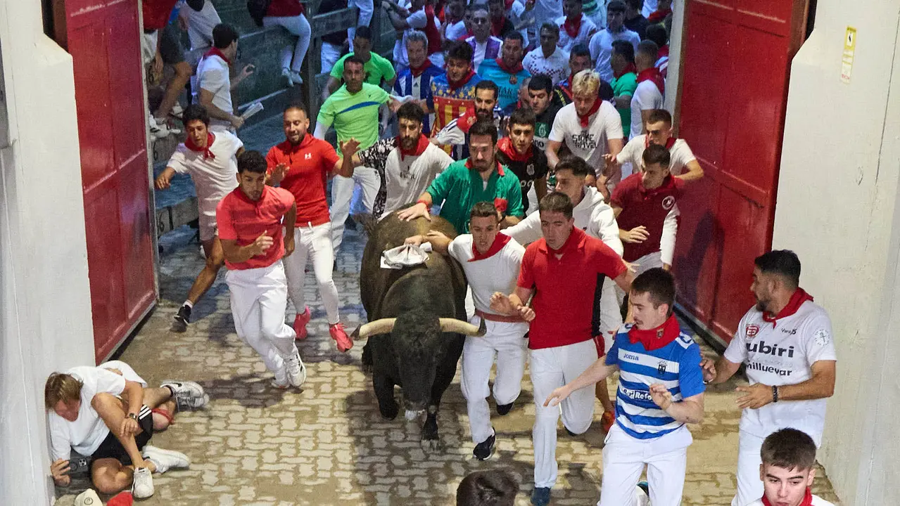 Quinto encierro de San Fermín 2025 con toros de la ganadería de Jandilla en el tramo del callejón y la entrada a la Plaza de Toros. IÑIGO ALZUGARAY