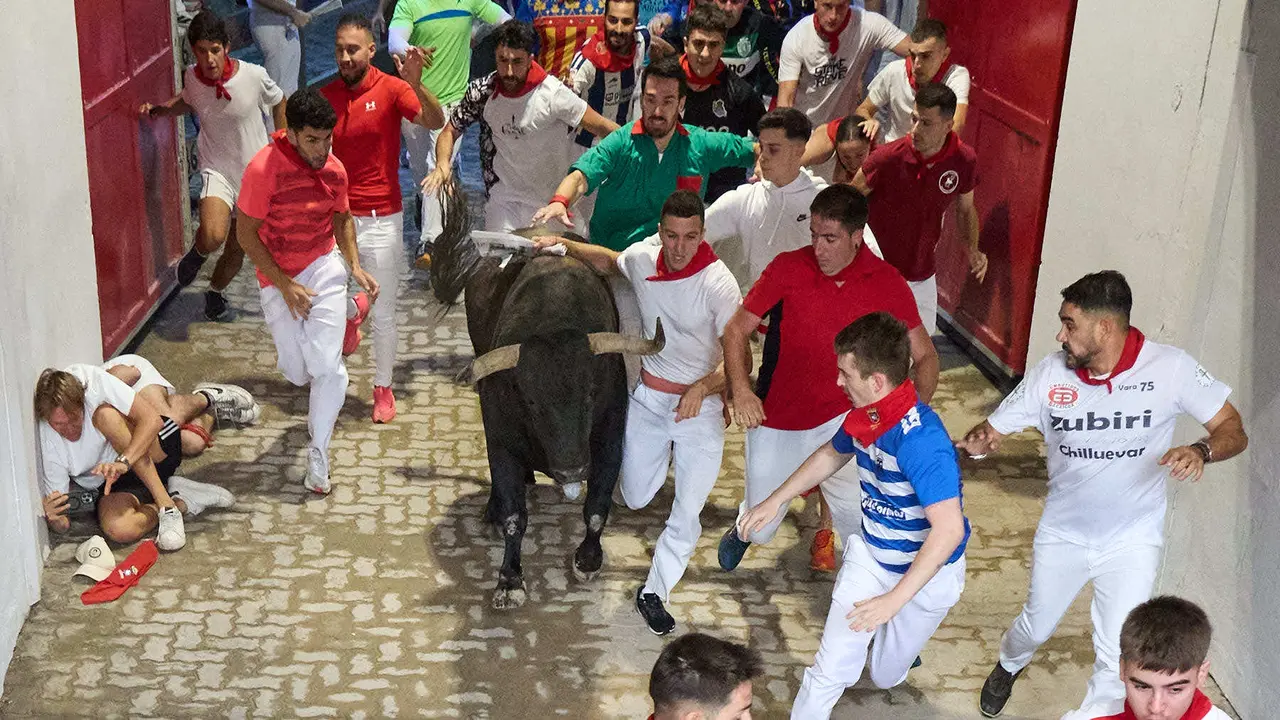 Quinto encierro de San Fermín 2025 con toros de la ganadería de Jandilla en el tramo del callejón y la entrada a la Plaza de Toros. IÑIGO ALZUGARAY