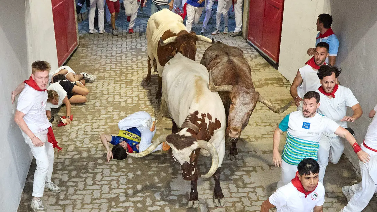 Quinto encierro de San Fermín 2025 con toros de la ganadería de Jandilla en el tramo del callejón y la entrada a la Plaza de Toros. IÑIGO ALZUGARAY