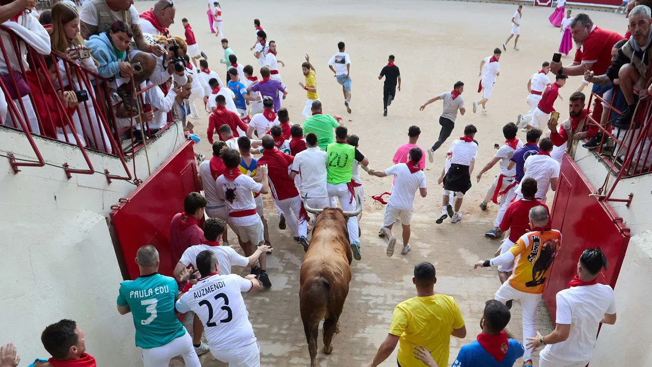 Quinto encierro de San Fermín 2025 con toros de la ganadería de Jandilla en el tramo del callejón y la entrada a la Plaza de Toros. IÑIGO ALZUGARAY