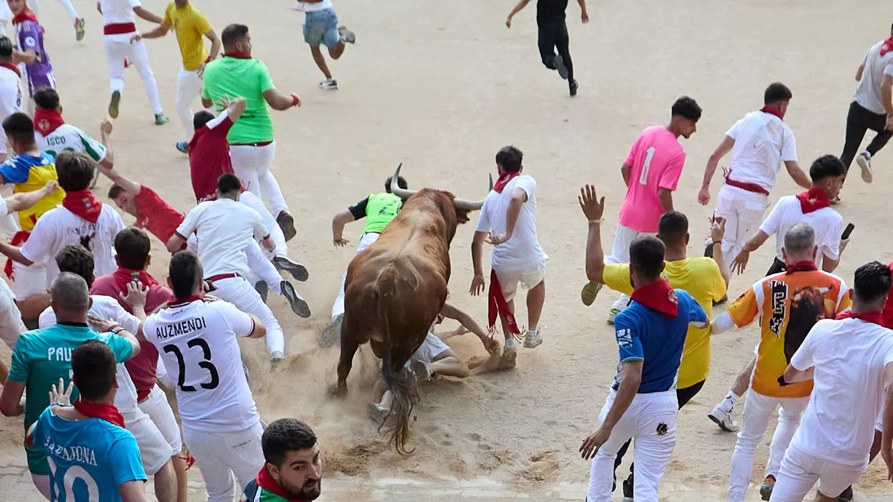 Quinto encierro de San Fermín 2025 con toros de la ganadería de Jandilla en el tramo del callejón y la entrada a la Plaza de Toros. IÑIGO ALZUGARAY