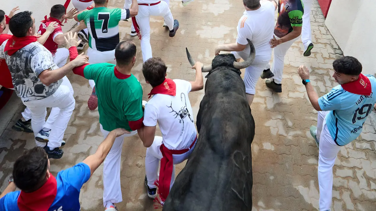 Quinto encierro de San Fermín 2025 con toros de la ganadería de Jandilla en el tramo del callejón y la entrada a la Plaza de Toros. IÑIGO ALZUGARAY