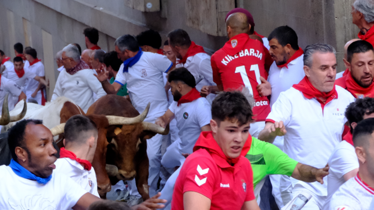 Quinto encierro de San ermín con toros de la ganadería de Jandilla. KUKUXUMUSU / JUAN IGNACIO DELGADO