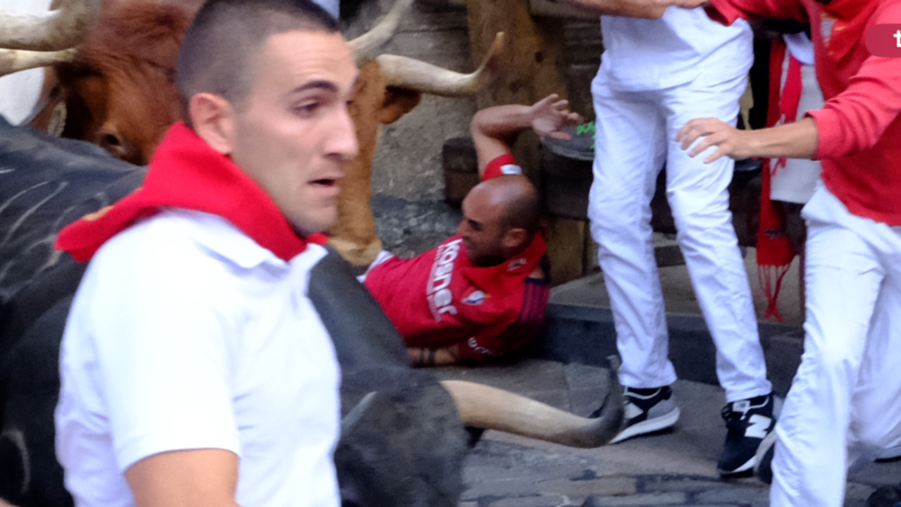 Quinto encierro de San ermín con toros de la ganadería de Jandilla. KUKUXUMUSU / JUAN IGNACIO DELGADO