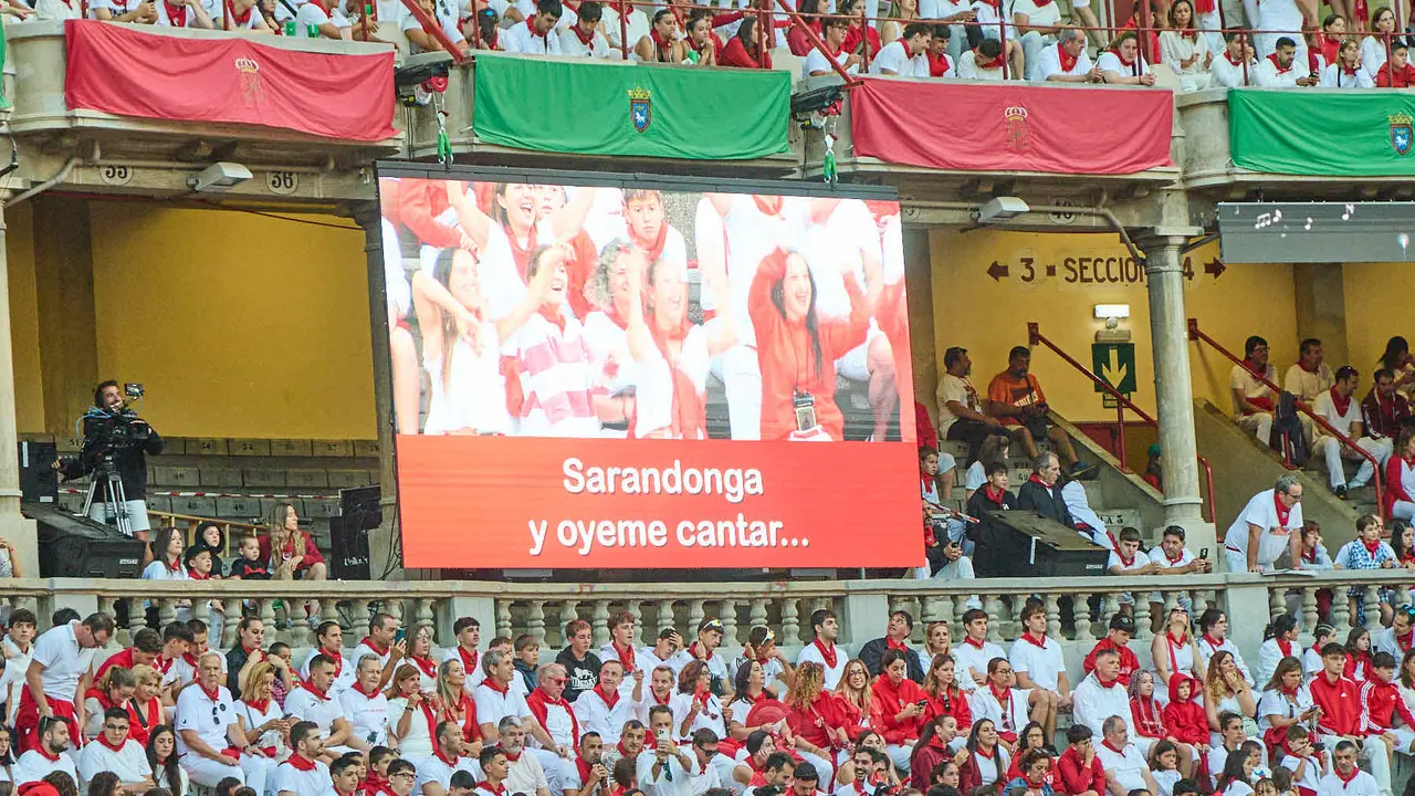 Ambiente en los momentos previos al quinto encierro de San Fermín 2025 con toros de la ganadería de Jandilla en la Plaza de Toros. IÑIGO ALZUGARAY