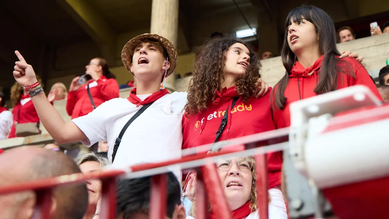 Ambiente en los momentos previos al quinto encierro de San Fermín 2025 con toros de la ganadería de Jandilla en la Plaza de Toros. IÑIGO ALZUGARAY