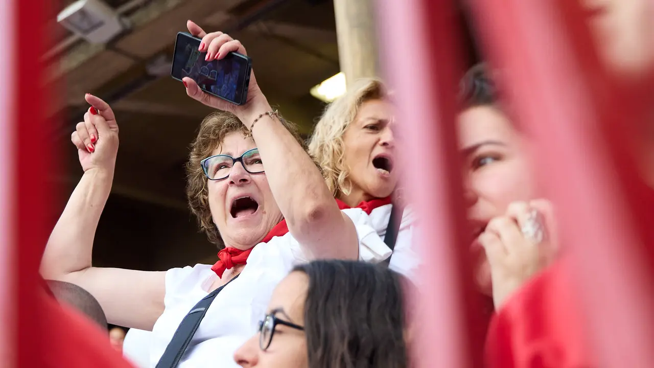 Ambiente en los momentos previos al quinto encierro de San Fermín 2025 con toros de la ganadería de Jandilla en la Plaza de Toros. IÑIGO ALZUGARAY