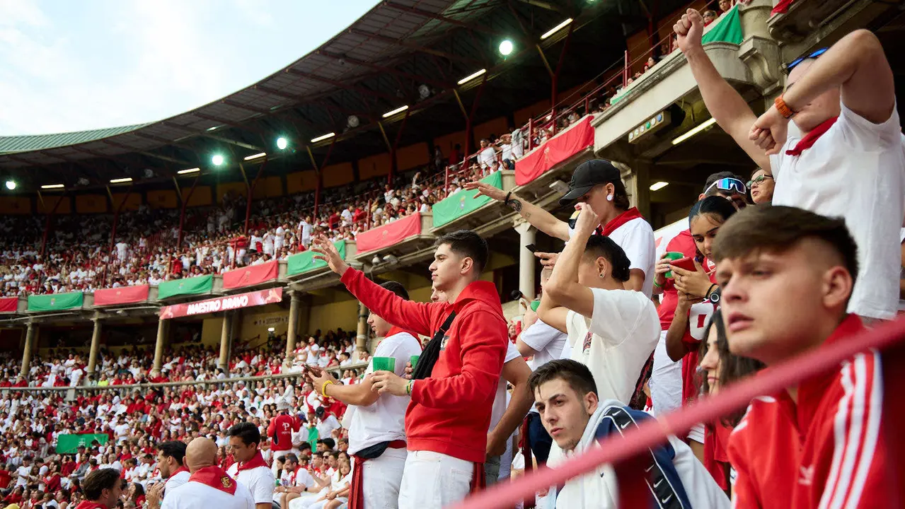 Ambiente en los momentos previos al quinto encierro de San Fermín 2025 con toros de la ganadería de Jandilla en la Plaza de Toros. IÑIGO ALZUGARAY
