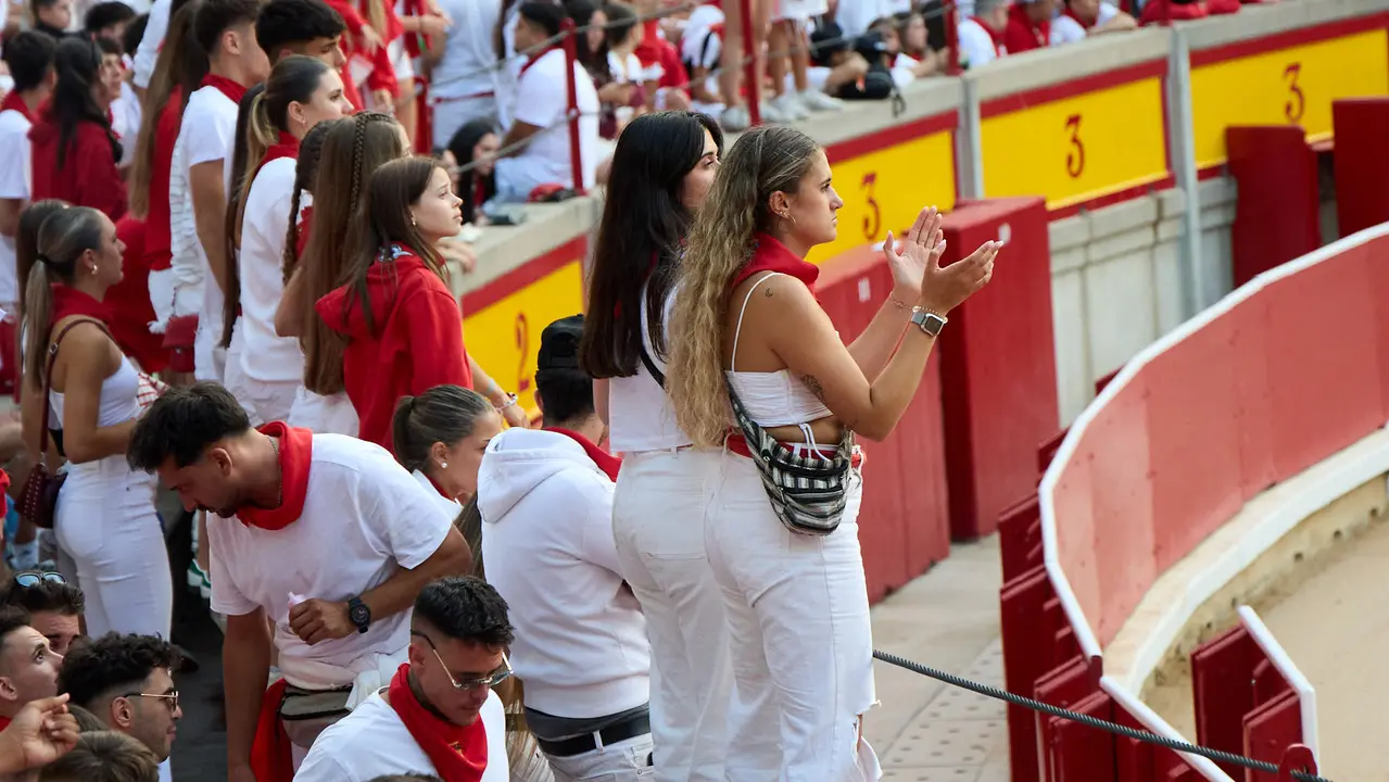 Ambiente en los momentos previos al quinto encierro de San Fermín 2025 con toros de la ganadería de Jandilla en la Plaza de Toros. IÑIGO ALZUGARAY
