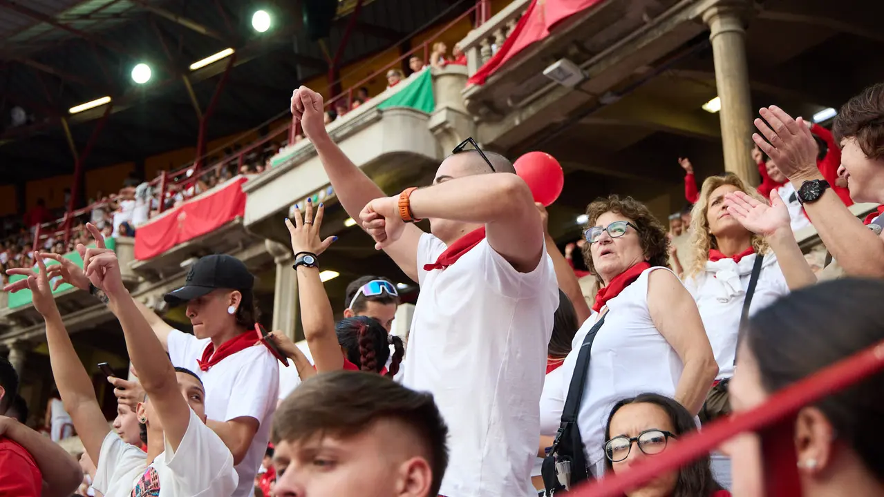 Ambiente en los momentos previos al quinto encierro de San Fermín 2025 con toros de la ganadería de Jandilla en la Plaza de Toros. IÑIGO ALZUGARAY