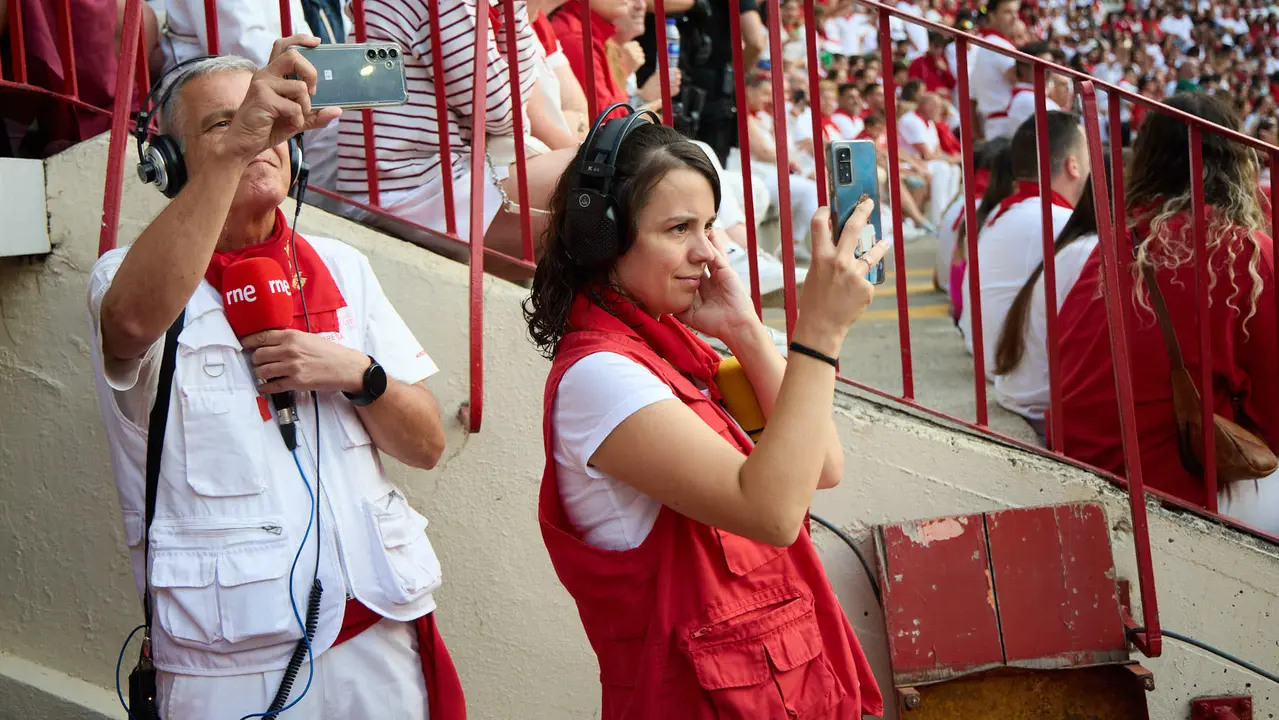 Ambiente en los momentos previos al quinto encierro de San Fermín 2025 con toros de la ganadería de Jandilla en la Plaza de Toros. IÑIGO ALZUGARAY