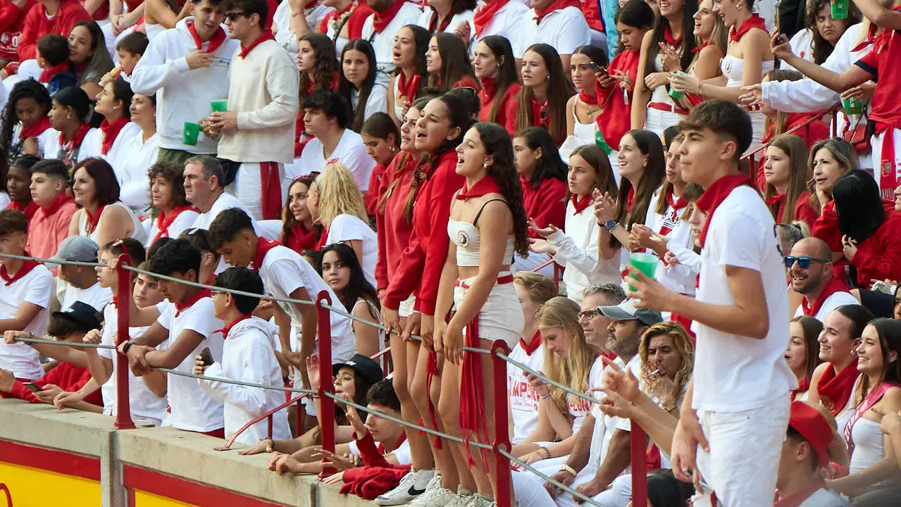 Ambiente en los momentos previos al quinto encierro de San Fermín 2025 con toros de la ganadería de Jandilla en la Plaza de Toros. IÑIGO ALZUGARAY
