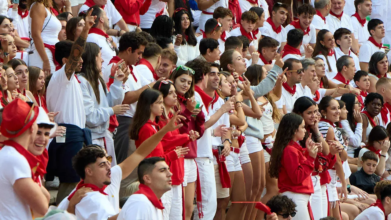 Ambiente en los momentos previos al quinto encierro de San Fermín 2025 con toros de la ganadería de Jandilla en la Plaza de Toros. IÑIGO ALZUGARAY