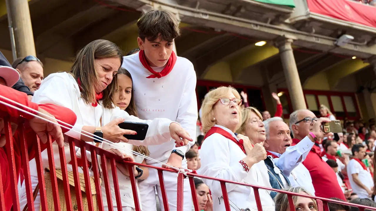 Ambiente en los momentos previos al quinto encierro de San Fermín 2025 con toros de la ganadería de Jandilla en la Plaza de Toros. IÑIGO ALZUGARAY