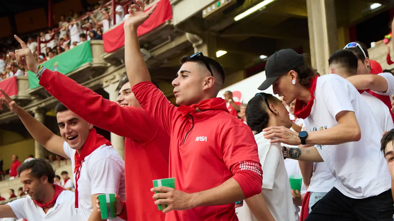 Ambiente en los momentos previos al quinto encierro de San Fermín 2025 con toros de la ganadería de Jandilla en la Plaza de Toros. IÑIGO ALZUGARAY
