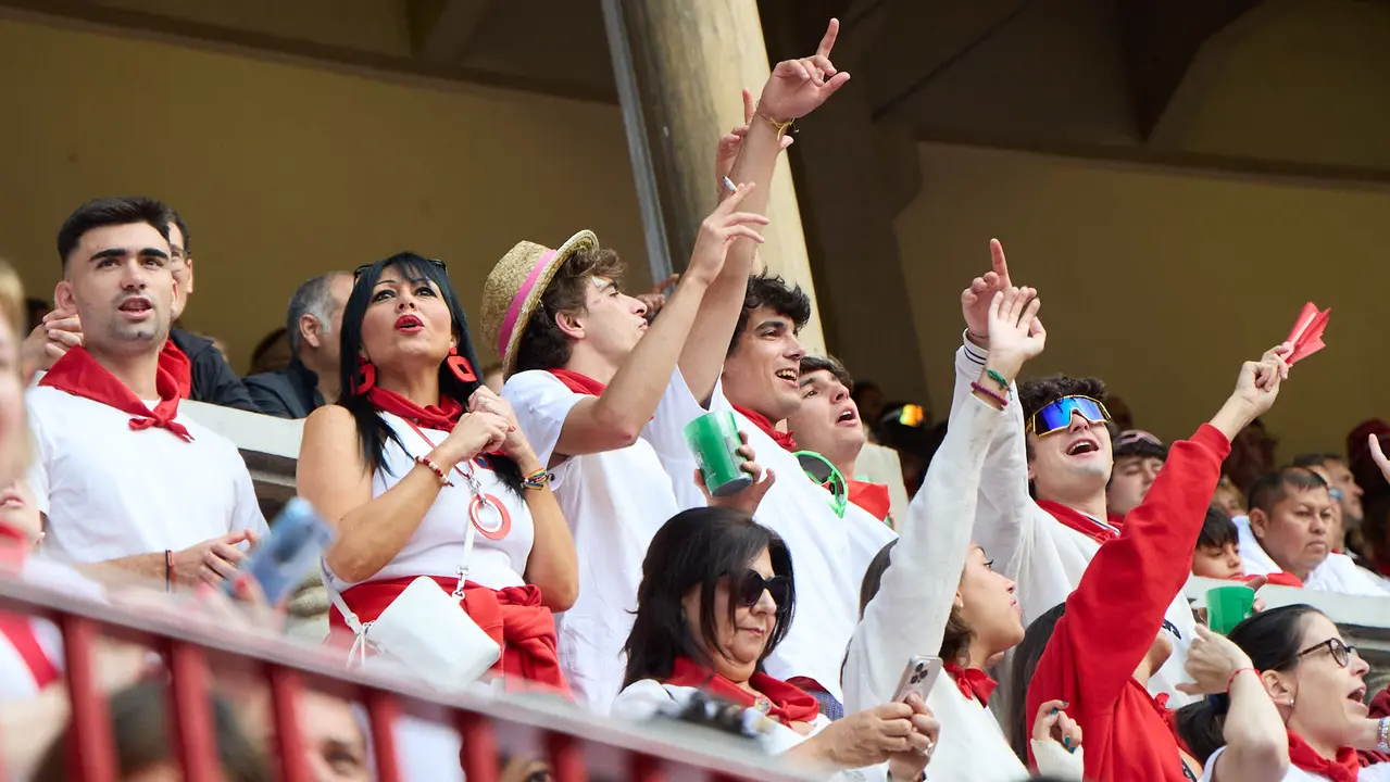 Ambiente en los momentos previos al quinto encierro de San Fermín 2025 con toros de la ganadería de Jandilla en la Plaza de Toros. IÑIGO ALZUGARAY