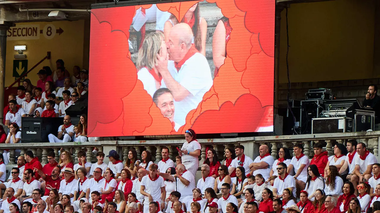 Ambiente en los momentos previos al quinto encierro de San Fermín 2025 con toros de la ganadería de Jandilla en la Plaza de Toros. IÑIGO ALZUGARAY
