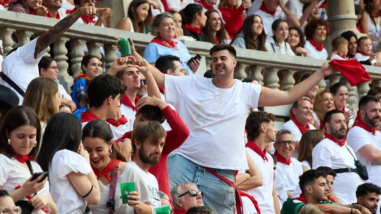 Ambiente en los momentos previos al quinto encierro de San Fermín 2025 con toros de la ganadería de Jandilla en la Plaza de Toros. IÑIGO ALZUGARAY