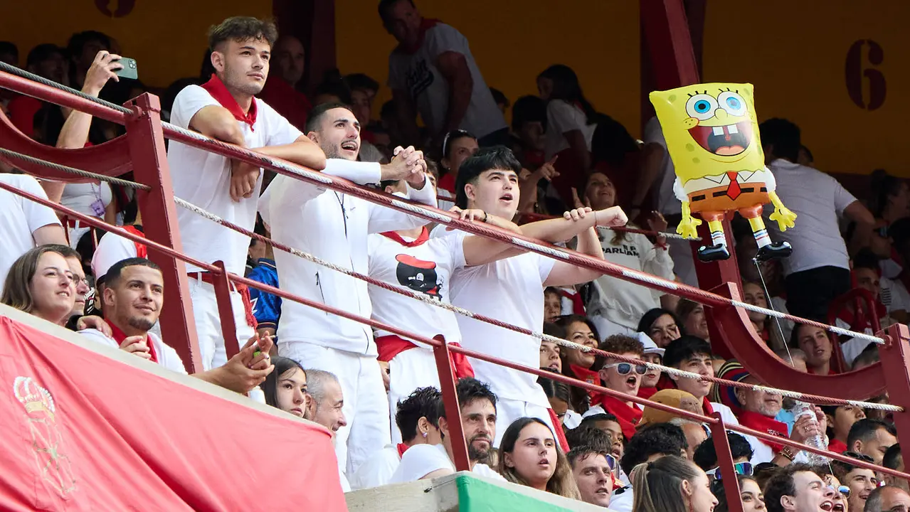 Ambiente en los momentos previos al quinto encierro de San Fermín 2025 con toros de la ganadería de Jandilla en la Plaza de Toros. IÑIGO ALZUGARAY