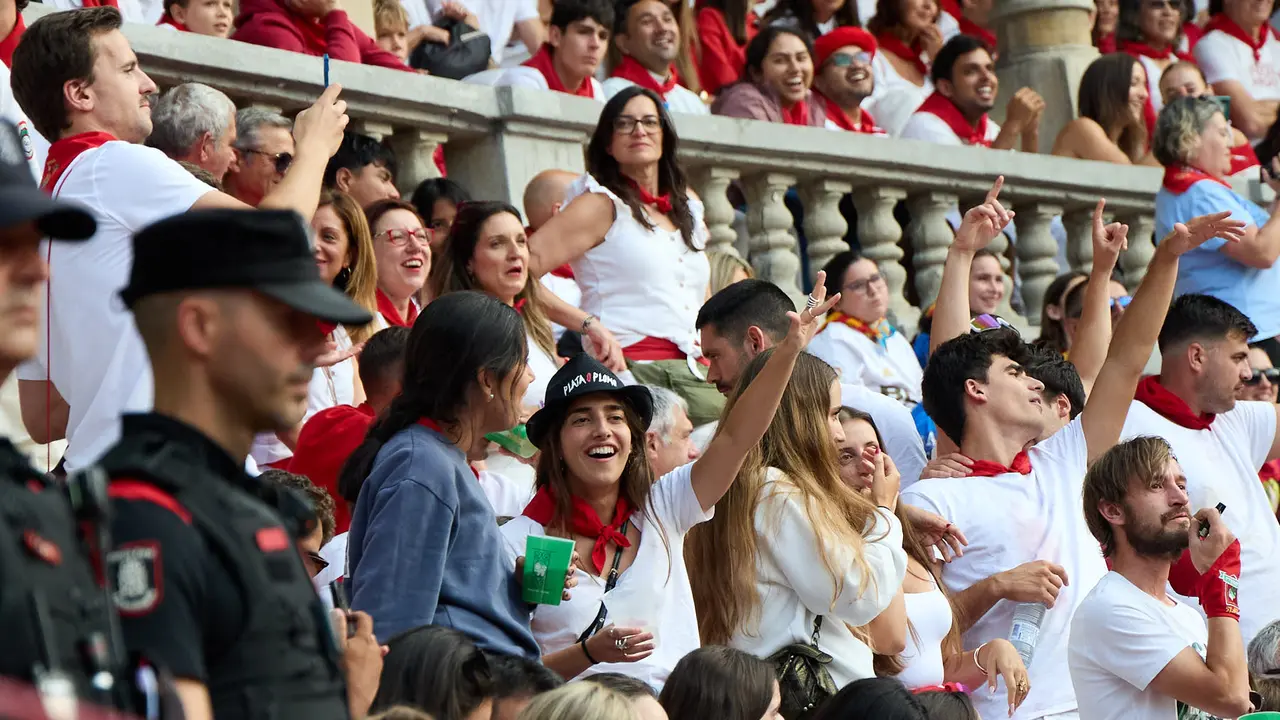 Ambiente en los momentos previos al quinto encierro de San Fermín 2025 con toros de la ganadería de Jandilla en la Plaza de Toros. IÑIGO ALZUGARAY