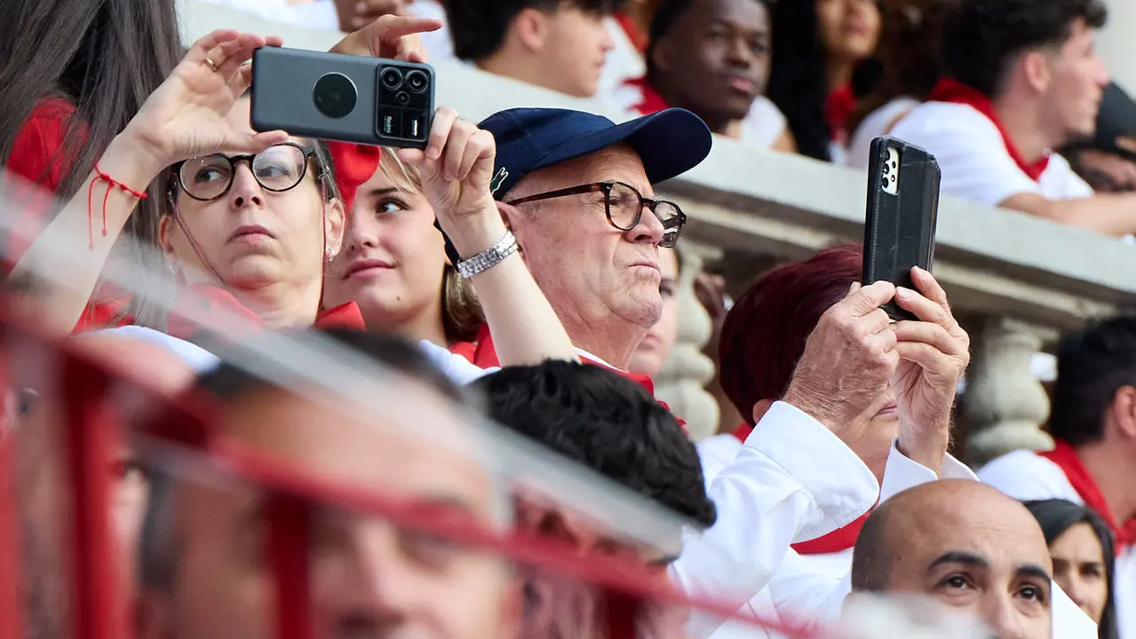 Ambiente en los momentos previos al quinto encierro de San Fermín 2025 con toros de la ganadería de Jandilla en la Plaza de Toros. IÑIGO ALZUGARAY