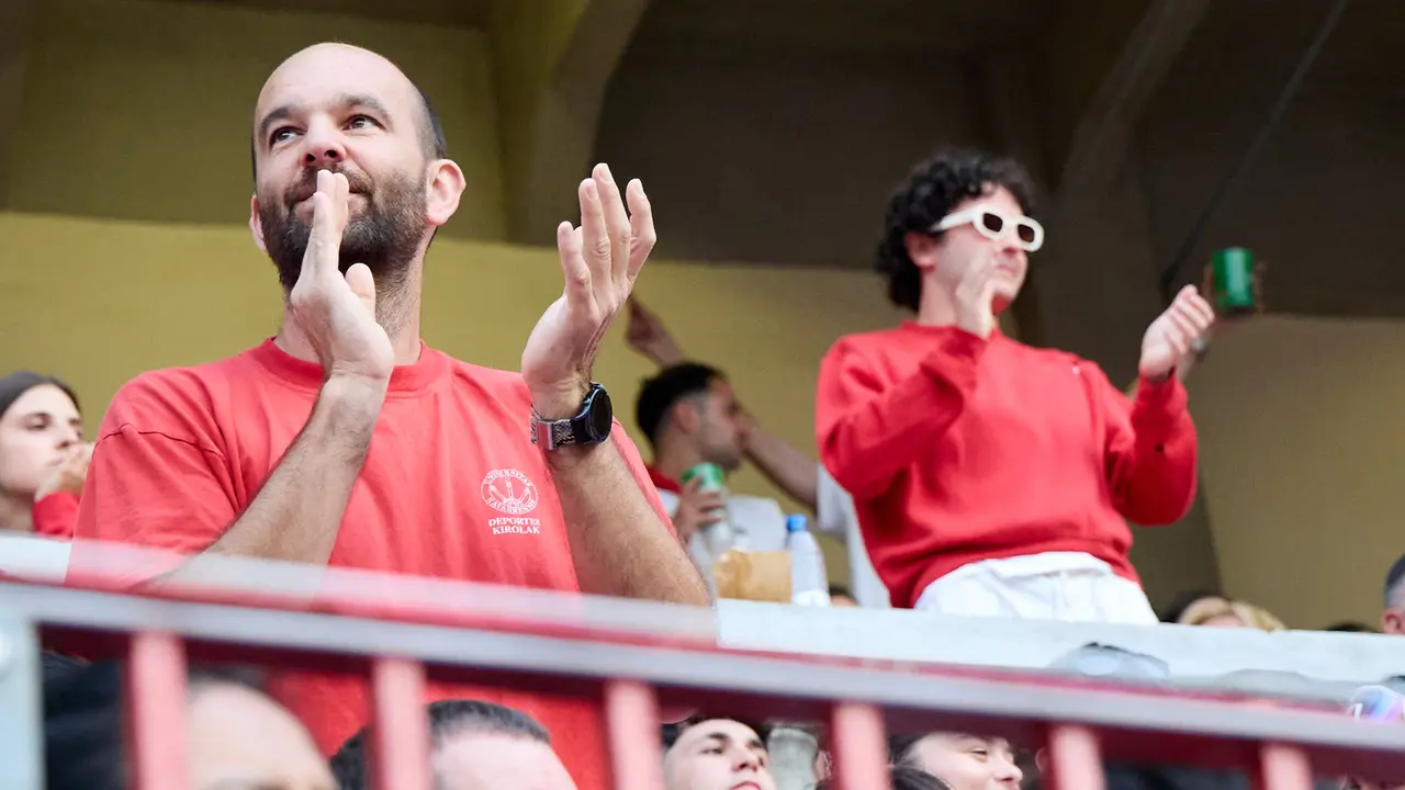 Ambiente en los momentos previos al quinto encierro de San Fermín 2025 con toros de la ganadería de Jandilla en la Plaza de Toros. IÑIGO ALZUGARAY