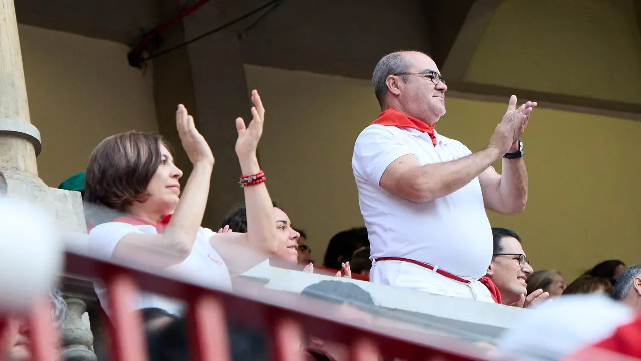 Ambiente en los momentos previos al quinto encierro de San Fermín 2025 con toros de la ganadería de Jandilla en la Plaza de Toros. IÑIGO ALZUGARAY