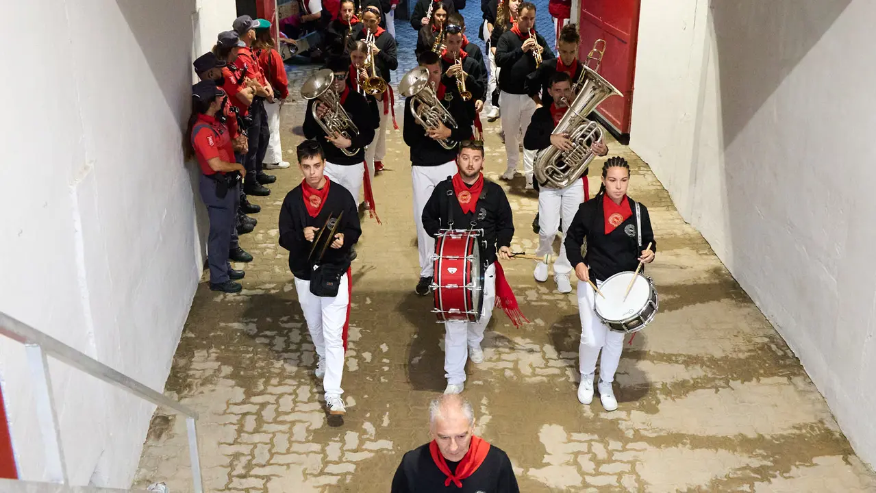 Ambiente en los momentos previos al quinto encierro de San Fermín 2025 con toros de la ganadería de Jandilla en la Plaza de Toros. IÑIGO ALZUGARAY