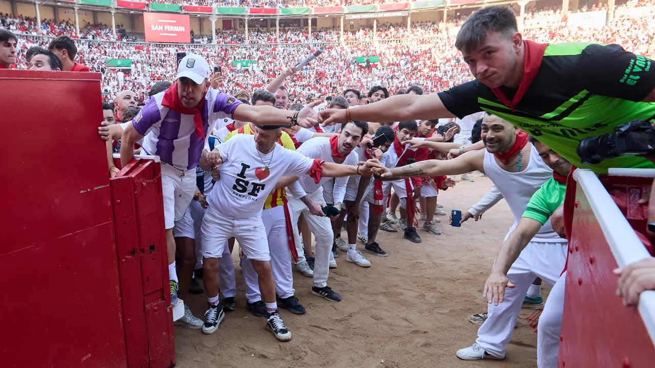 Quinto encierro de San Fermín 2025 con toros de la ganadería de Jandilla en el tramo del callejón y la entrada a la Plaza de Toros. IÑIGO ALZUGARAY