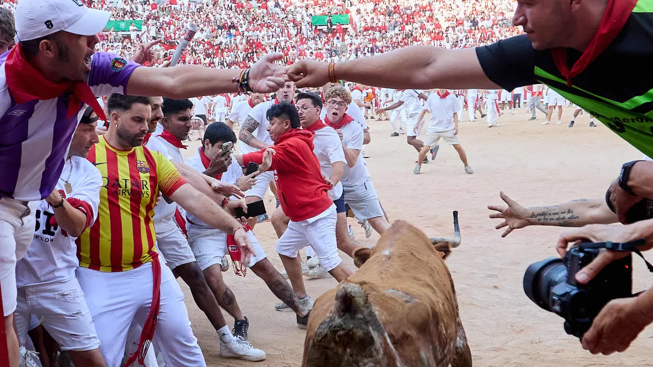 Quinto encierro de San Fermín 2025 con toros de la ganadería de Jandilla en el tramo del callejón y la entrada a la Plaza de Toros. IÑIGO ALZUGARAY