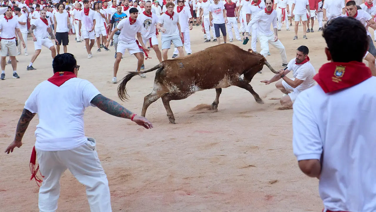 Quinto encierro de San Fermín 2025 con toros de la ganadería de Jandilla en el tramo del callejón y la entrada a la Plaza de Toros. IÑIGO ALZUGARAY