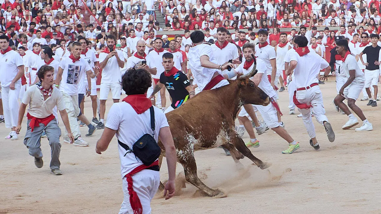Quinto encierro de San Fermín 2025 con toros de la ganadería de Jandilla en el tramo del callejón y la entrada a la Plaza de Toros. IÑIGO ALZUGARAY