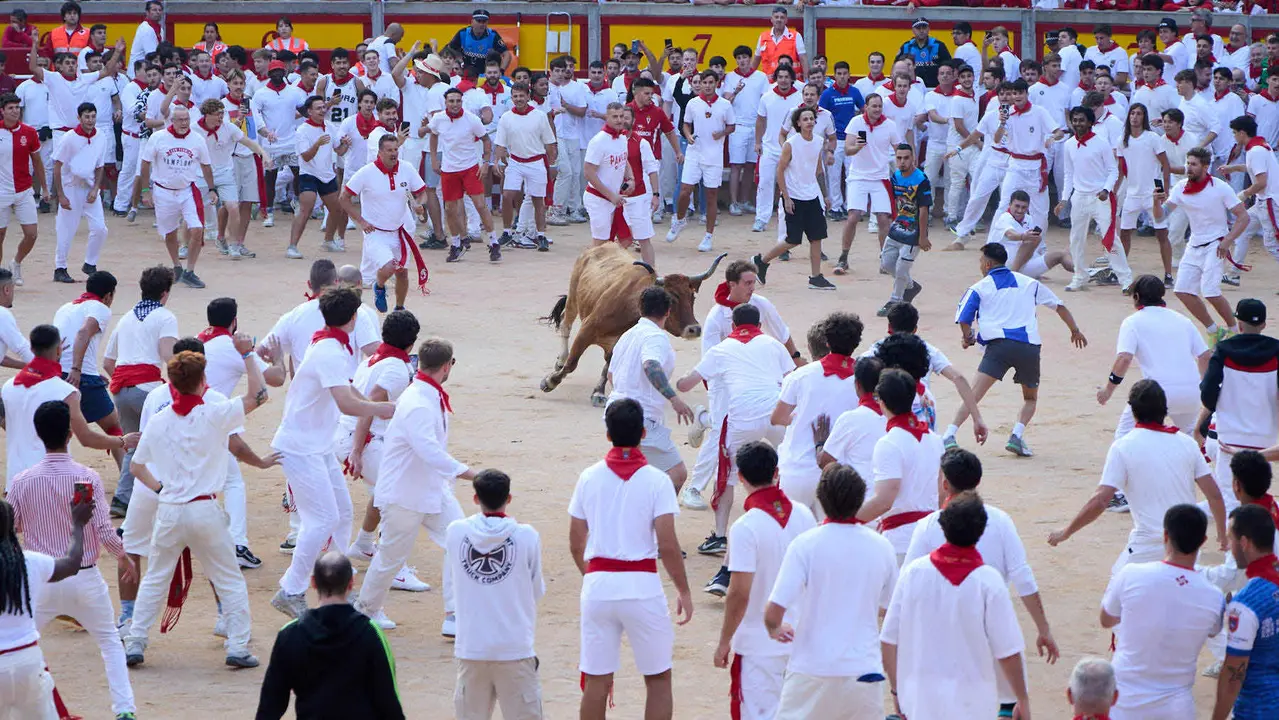 Quinto encierro de San Fermín 2025 con toros de la ganadería de Jandilla en el tramo del callejón y la entrada a la Plaza de Toros. IÑIGO ALZUGARAY