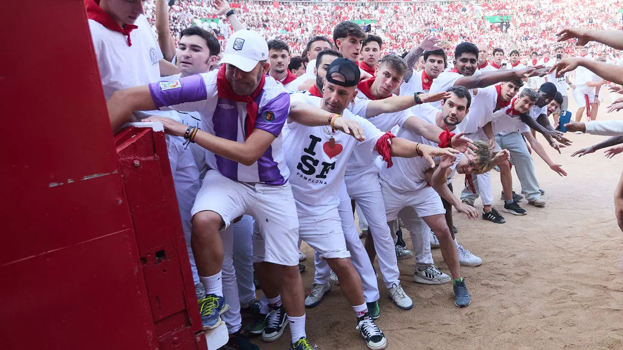 Quinto encierro de San Fermín 2025 con toros de la ganadería de Jandilla en el tramo del callejón y la entrada a la Plaza de Toros. IÑIGO ALZUGARAY