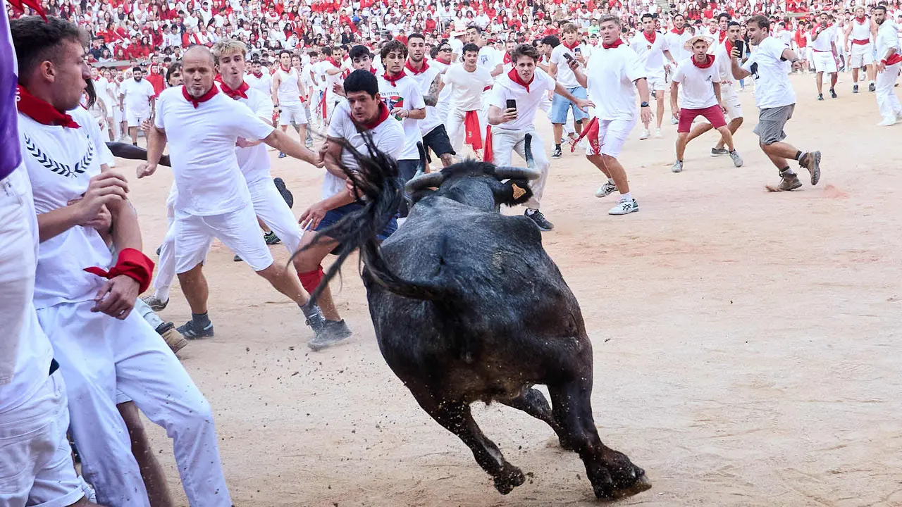 Quinto encierro de San Fermín 2025 con toros de la ganadería de Jandilla en el tramo del callejón y la entrada a la Plaza de Toros. IÑIGO ALZUGARAY