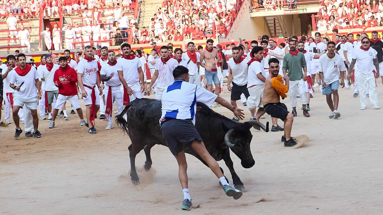 Quinto encierro de San Fermín 2025 con toros de la ganadería de Jandilla en el tramo del callejón y la entrada a la Plaza de Toros. IÑIGO ALZUGARAY