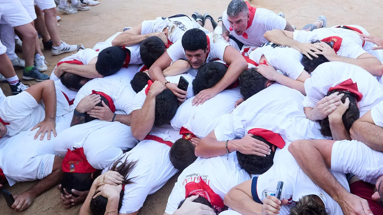 Quinto encierro de San Fermín 2025 con toros de la ganadería de Jandilla en el tramo del callejón y la entrada a la Plaza de Toros. IÑIGO ALZUGARAY