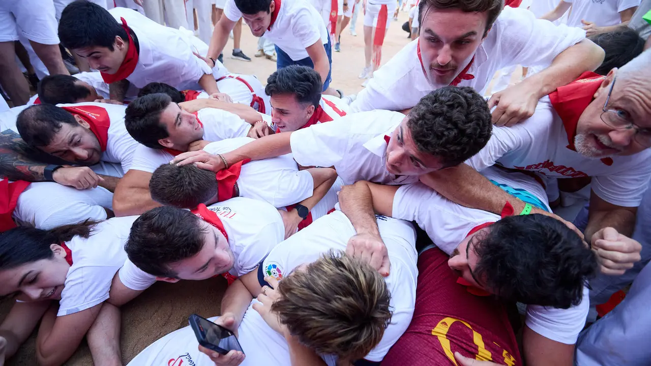 Quinto encierro de San Fermín 2025 con toros de la ganadería de Jandilla en el tramo del callejón y la entrada a la Plaza de Toros. IÑIGO ALZUGARAY