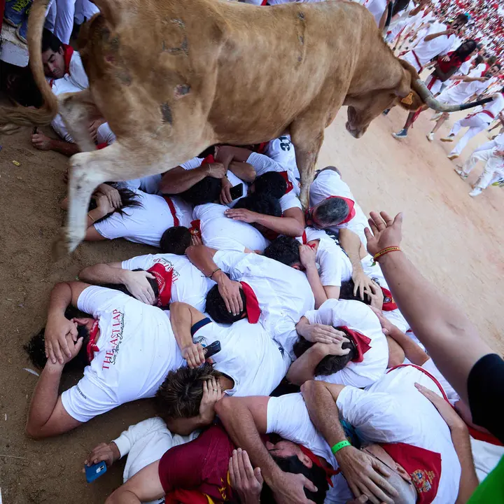 Quinto encierro de San Fermín 2025 con toros de la ganadería de Jandilla en el tramo del callejón y la entrada a la Plaza de Toros. IÑIGO ALZUGARAY