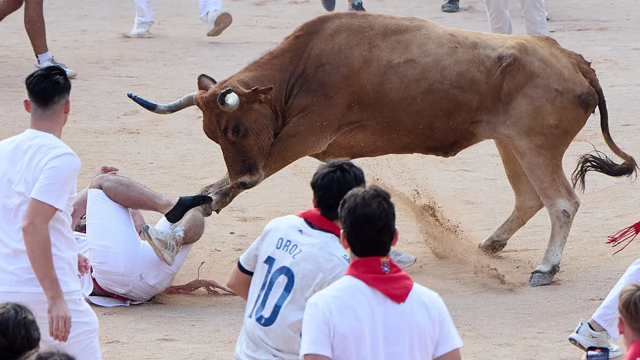 Quinto encierro de San Fermín 2025 con toros de la ganadería de Jandilla en el tramo del callejón y la entrada a la Plaza de Toros. IÑIGO ALZUGARAY
