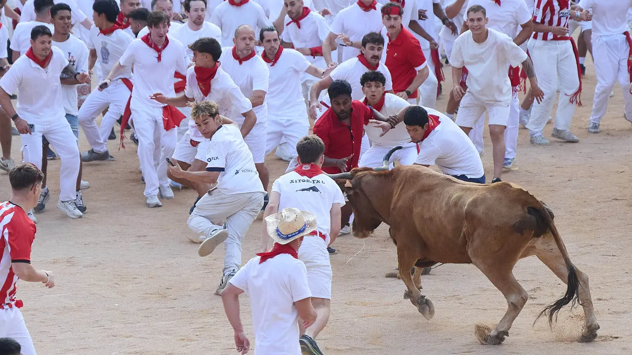 Quinto encierro de San Fermín 2025 con toros de la ganadería de Jandilla en el tramo del callejón y la entrada a la Plaza de Toros. IÑIGO ALZUGARAY