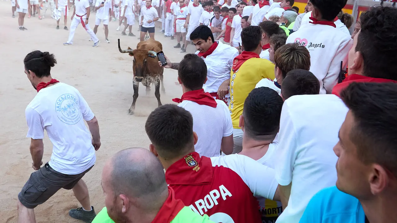 Quinto encierro de San Fermín 2025 con toros de la ganadería de Jandilla en el tramo del callejón y la entrada a la Plaza de Toros. IÑIGO ALZUGARAY