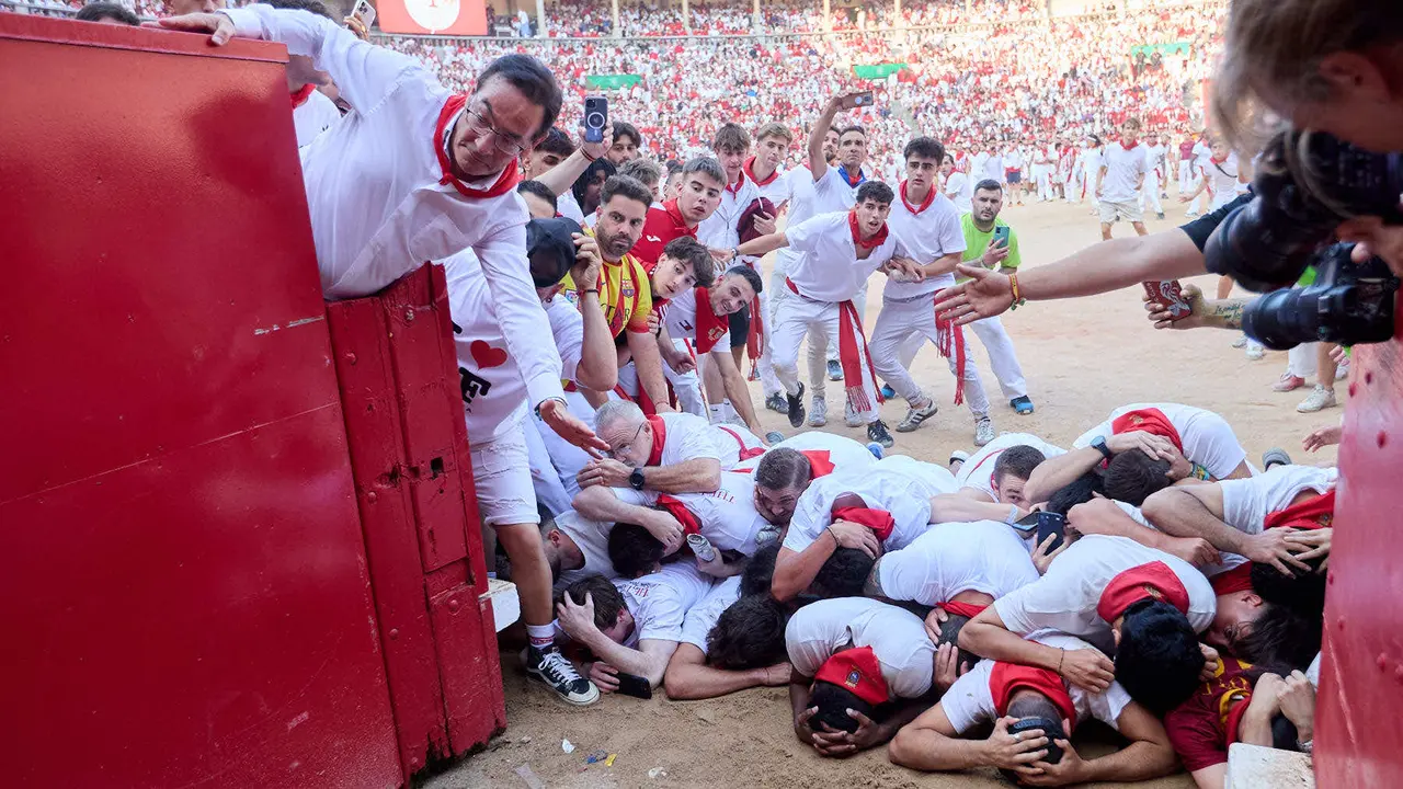 Quinto encierro de San Fermín 2025 con toros de la ganadería de Jandilla en el tramo del callejón y la entrada a la Plaza de Toros. IÑIGO ALZUGARAY