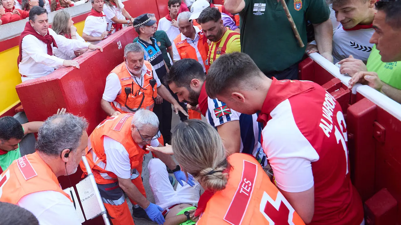 Quinto encierro de San Fermín 2025 con toros de la ganadería de Jandilla en el tramo del callejón y la entrada a la Plaza de Toros. IÑIGO ALZUGARAY