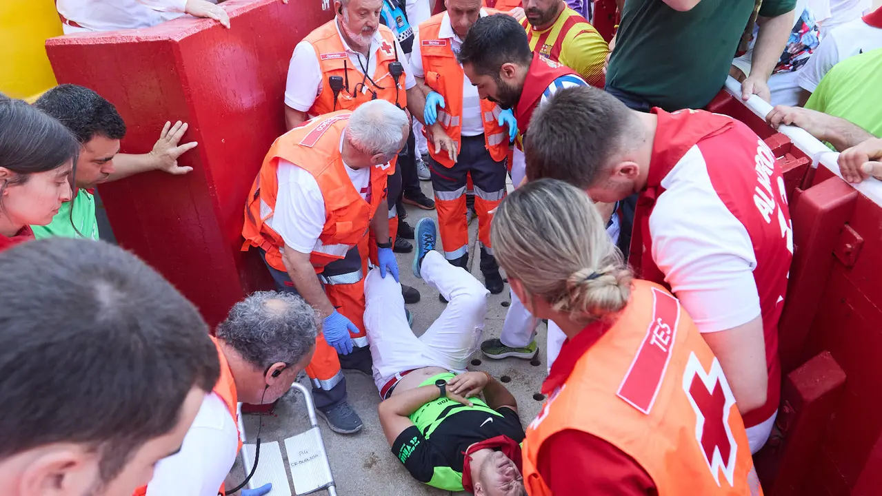 Quinto encierro de San Fermín 2025 con toros de la ganadería de Jandilla en el tramo del callejón y la entrada a la Plaza de Toros. IÑIGO ALZUGARAY