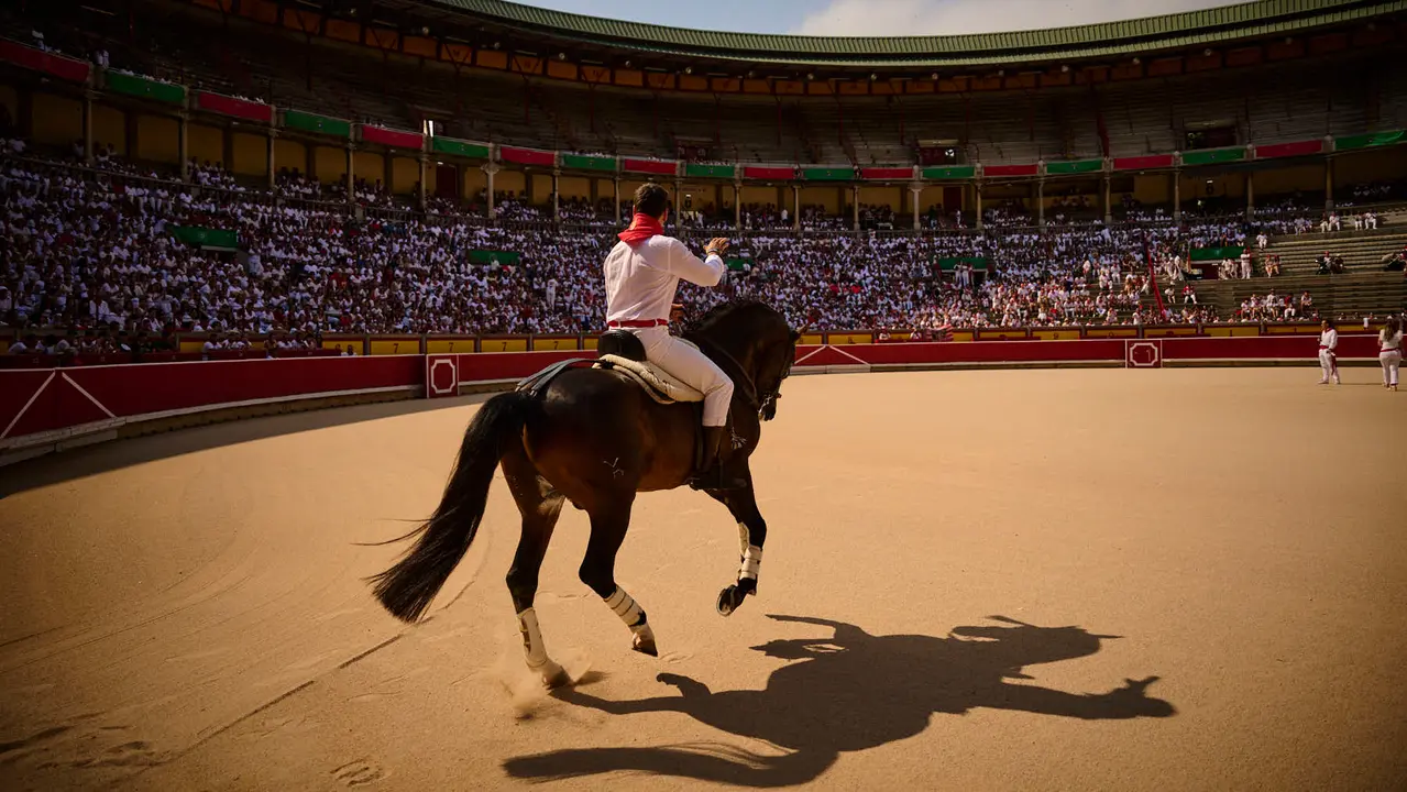 Mañana de Toros en Familia con la exhibición de rejoneo a cargo de Pablo Donat y exhibición de los recortadores Iker Monreal y Sergio Valle durante San Fermín 2025. PABLO LASAOSA