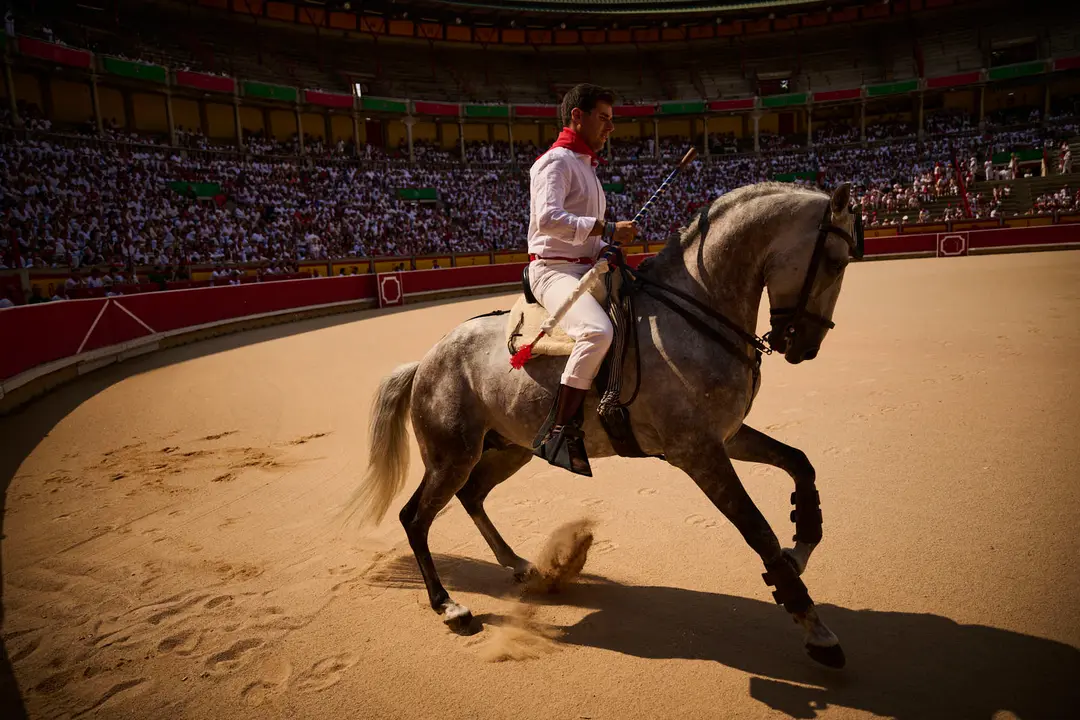 Mañana de Toros en Familia con la exhibición de rejoneo a cargo de Pablo Donat y exhibición de los recortadores Iker Monreal y Sergio Valle durante San Fermín 2025. PABLO LASAOSA