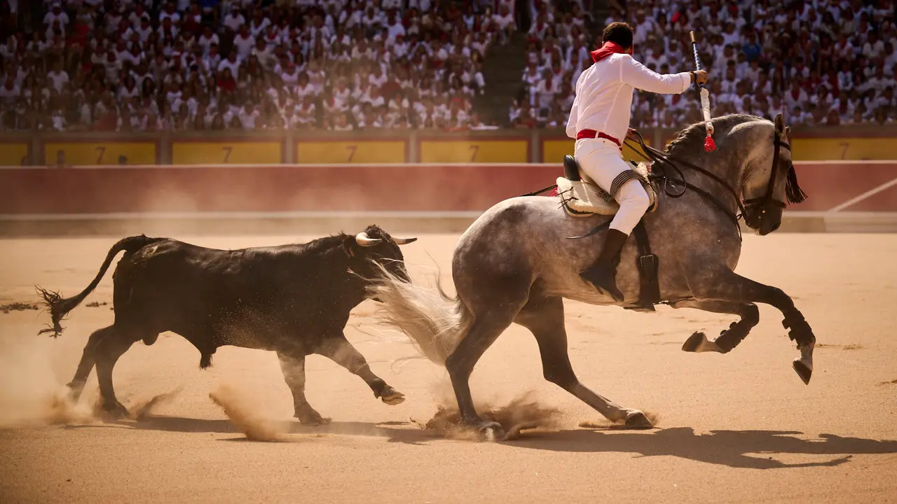 Mañana de Toros en Familia con la exhibición de rejoneo a cargo de Pablo Donat y exhibición de los recortadores Iker Monreal y Sergio Valle durante San Fermín 2025. PABLO LASAOSA